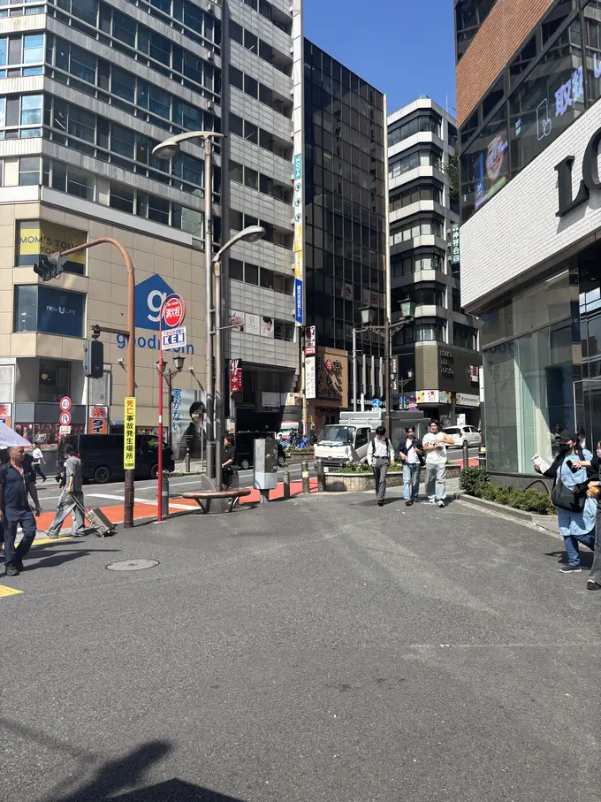 Street level at the foot of Miyamasuzaka