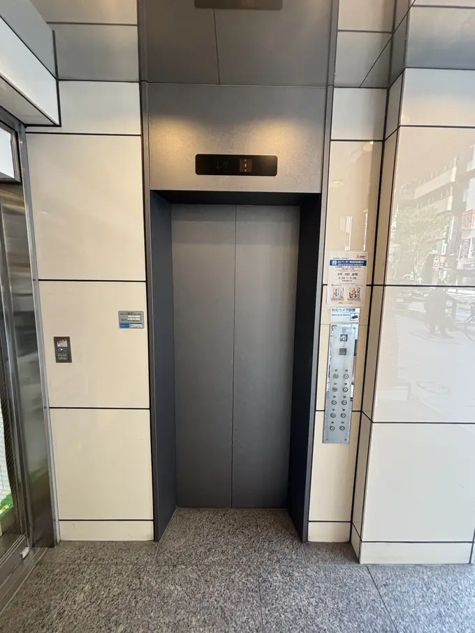 Lift to the 9th floor